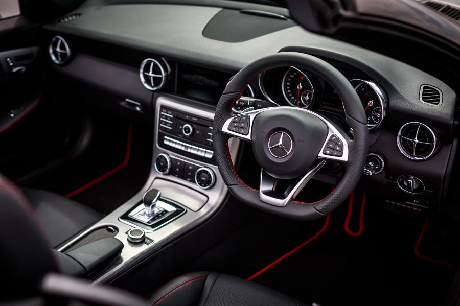Интерьер Mercedes-Benz SLC200 2017 года  (MY) (фото 10 из 21)
